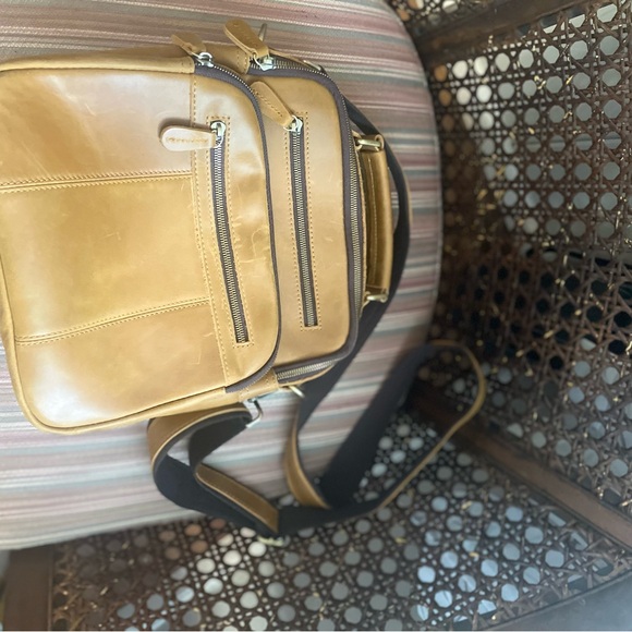 Elegant Brown Leather Messenger Bag for Men - Picture 13 of 16